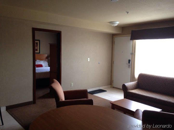 Ramada By Wyndham Ponoka Hotel ภายนอก รูปภาพ